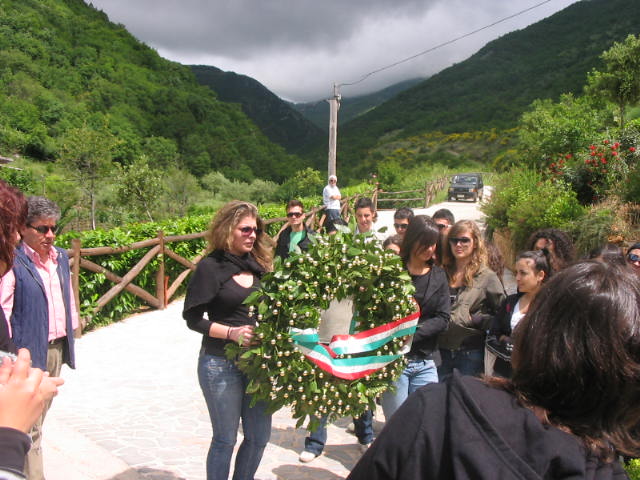 Deposizione di una corona di fiori sul monumento di Pisacane e affissione di una lapide della scuola di Acri in ricordo del giovane eroe acrese.