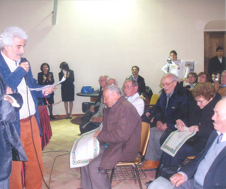 Il Prof. Giuseppe Scaramuzzo consegna le pergamene ai partecipanti della manifestazione